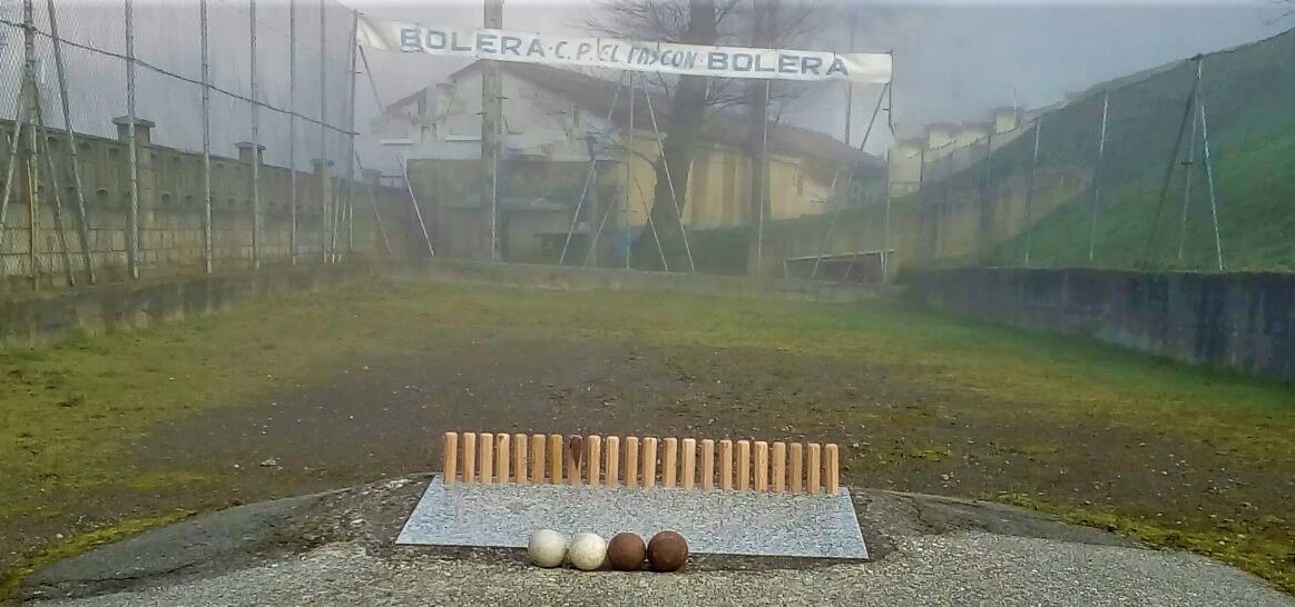 Bolera del Pascón con bolos y bolas